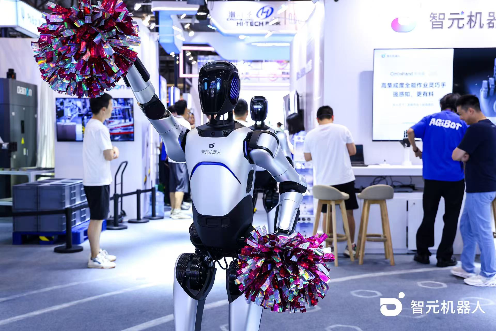 J9娱乐集团机器人 WAIC 首日展台火爆，机器...